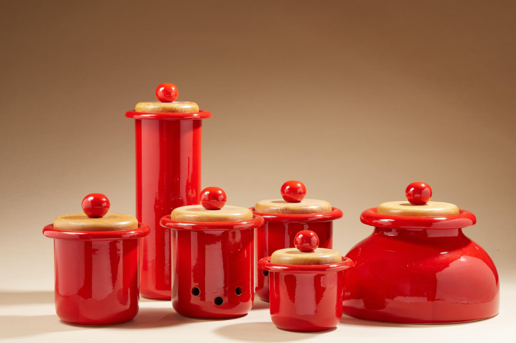 Pots de cuisine en céramique émaillée, Christofle & Rometti. Lot 42 de la vente « Le Dandy Pop à table » organisée par Nouvelle Etude à l’hôtel Drouot.