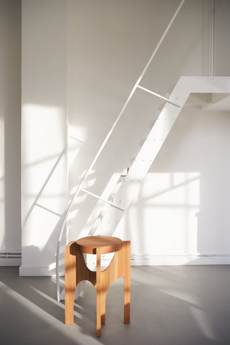 Le « Guéridon primitif » en mélèze et noyer devant l’escalier menant à la bibliothèque suspendue de la Maison-Atelier Ozenfant. Vue de l’exposition « Genius Loci, Benoît Maire à l’Atelier Ozenfant ».