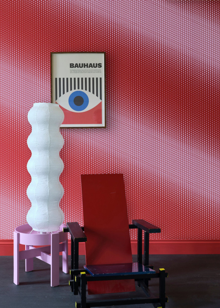 Graphique, le papier peint Dot, de la collection « Carte blanche », de Farrow&Ball, est constellé de points, motifs emblématiques du créateur Christopher John Rogers.