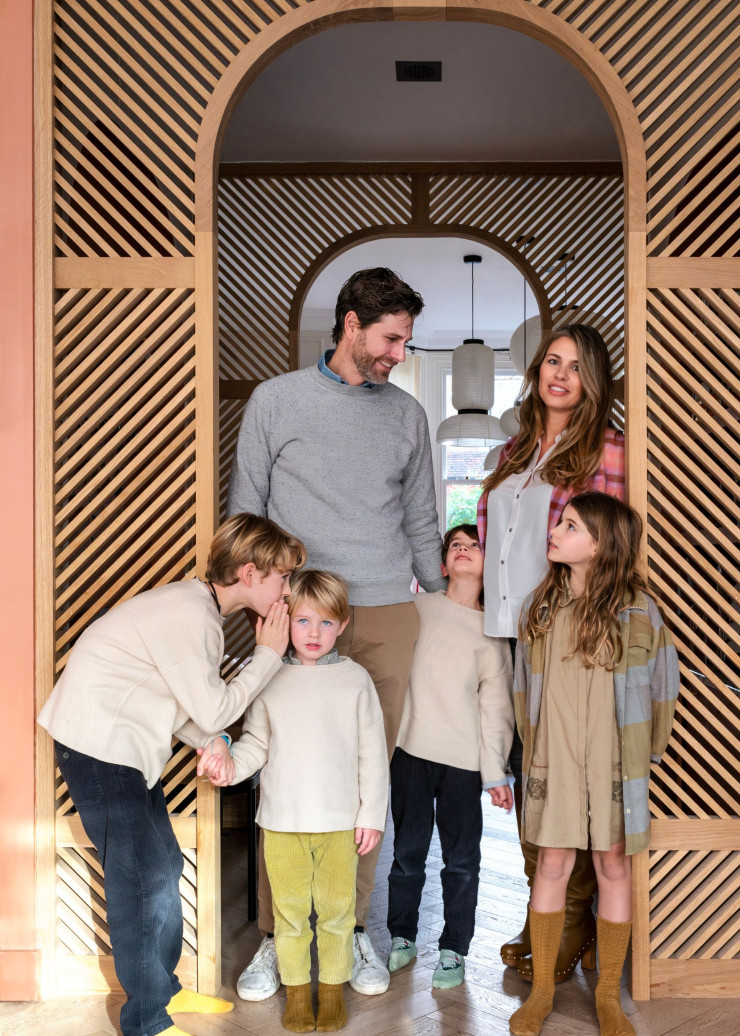 L’architecte Charlotte Lilford, son mari, Charles, et leurs enfants, Gaston, Fantine, Gustave et Léonce, dans l’ouverture d’un claustra créé par la jeune femme pour la maison familiale dont elle a entièrement repensé l’aménagement.