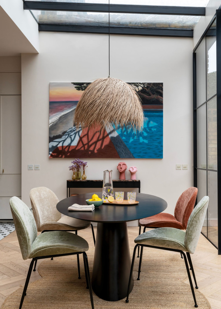 Le coin repas donne directement sur le jardin. Suspension Abigail Ahern. Chaises chinées et recouverte de velours Opera (PierreFrey). Table Mayra (AM.PM). Parquet en chêne Solid Wood Flooring Company.