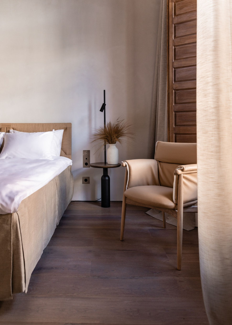 La trentaine de chambres mêlent des lignes pures et contemporaines dans une palette de tons blancs, beiges, bruns et gris.
