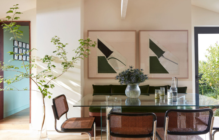 La cuisine a été réalisée sur mesure. Sur le plateau minéral en avocado (marbrerie Bousquet), lampe Piccolo (Jaune Fabrique). Photos de Venise signées Papi aime Mamie.