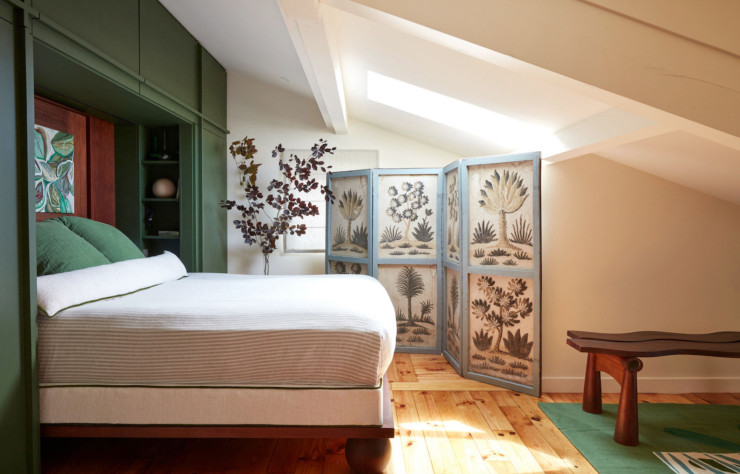 Dans la chambre, paravent Gaztelur. Banc en bois Éditions du côté. Linge de lit Zara Home. Tapis Ekka x Olivier Granet-Sottis.