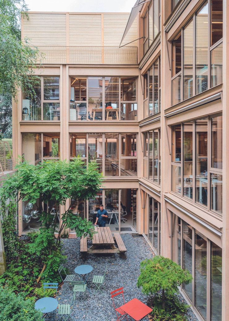 Terrasses végétalisées, grands bureaux clairs et ouverts… le bâtiment situé impasse Laumier, Paris XIe, est une vitrine du savoir faire et de la façon de concevoir de l’agence. Atelier du Pont a pris en charge l’intégralité du projet : architecture, architecture intérieure, agencement, mobilier…Une approche du design global largement revendiquée.
