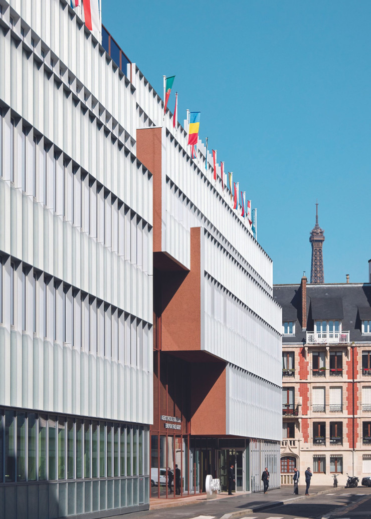 Le siège de l’Agence spatiale européenne, situé dans le XVe arrondissement de Paris, a fait l’objet d’une restructuration qui lui permet d’accueillir jusqu’à 30 délégations. Certaines des technologies mises en oeuvre sont issues du secteur spatial.