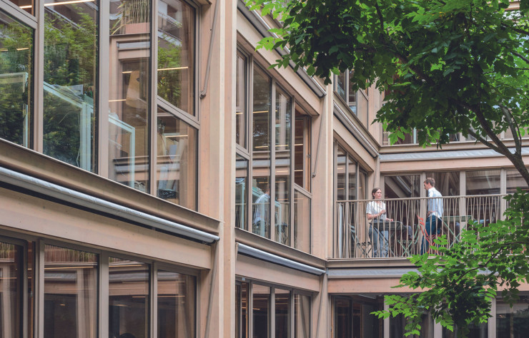 Terrasses végétalisées, grands bureaux clairs et ouverts… le bâtiment situé impasse Laumier, Paris XIe, est une vitrine du savoir faire et de la façon de concevoir de l’agence. Atelier du Pont a pris en charge l’intégralité du projet : architecture, architecture intérieure, agencement, mobilier…Une approche du design global largement revendiquée.