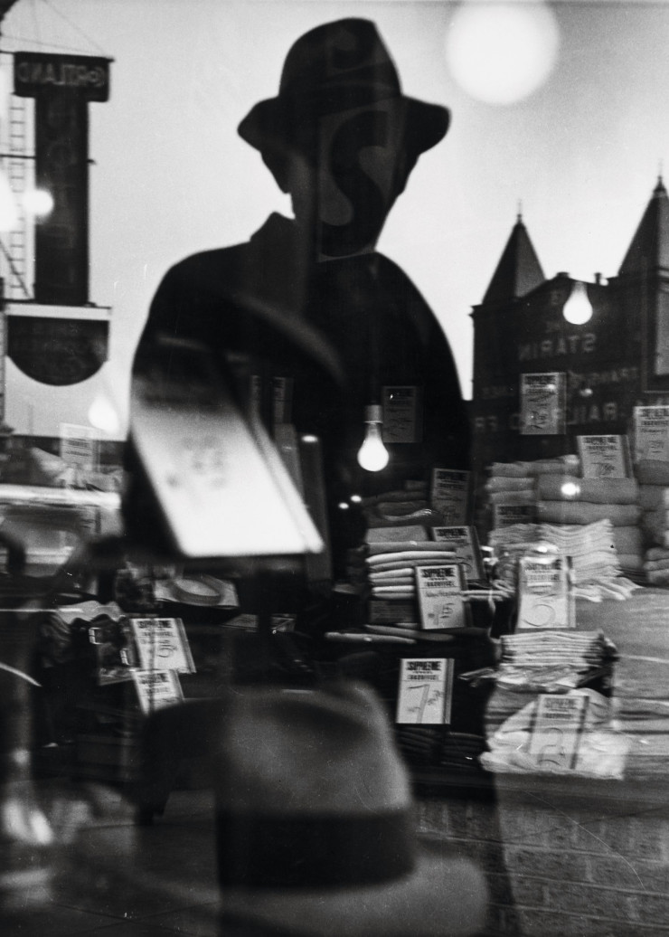 Lisette Model, First Reflexion, New York(Premier reflet, New York).