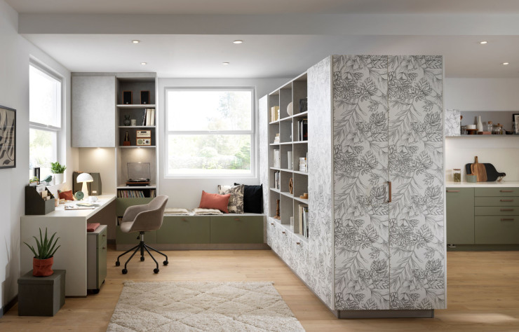 Une ambiance végétale pour cette cuisine en U, où Schmidt associe les coloris Mossa et Stone Grey des meubles au motif Botanic Black du bloc de rangement qui délimite l’espace bureau.
