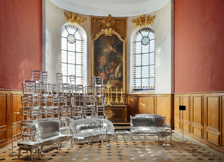 Dans la chapelle des Gobelins trône la seconde installation d’Harry Nuriev, une bibliothèque futuriste réalisée à partir de mobilier provenant des collections du Mobilier national.