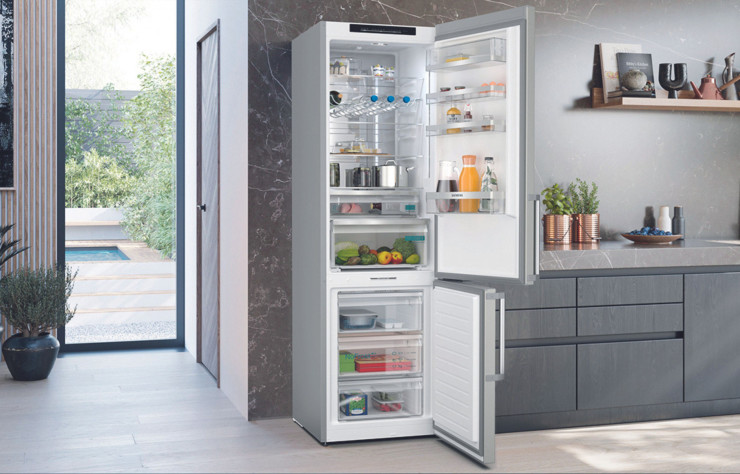 En pose libre, ce colosse de 363 litres (dont 260 litres pour le réfrigérateur) est équipé du système hyperFresh 0°C qui prolonge la fraîcheur des fruits, des légumes, du poisson et de la viande.