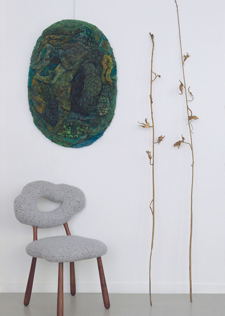 Cloud Chair I, d’Emma Donnersberg. OEuvre murale Biomater Oval Green Shape, de L&C Lab. Sculptures en bronze Bitter-Hemp, générées par une intelligence artificielle, d’Aurèce Vettier.