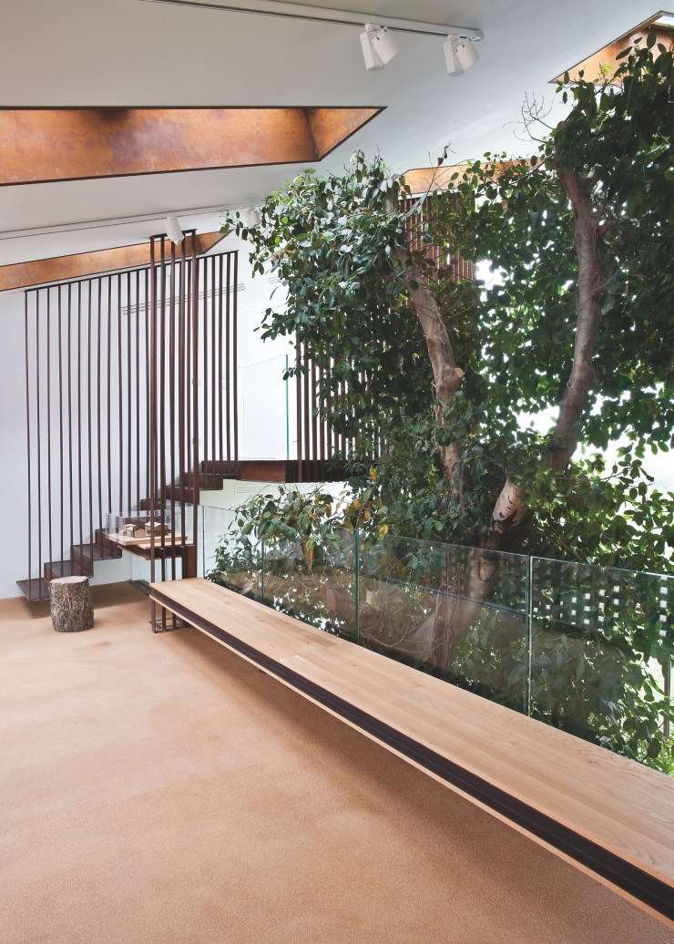 Une maquette de la maison est exposée sur une table sur le palier incluse dans un ensemble de structures conçues spécialement pour les lieux. Pour l’observer, pourquoi ne pas prendre place sur une bille de bois ?