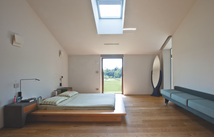 La chambre principale est équipée de meubles conçus par Carlo Ratti Associati et Italo Rota, et produits par Falegnameria Francia.
