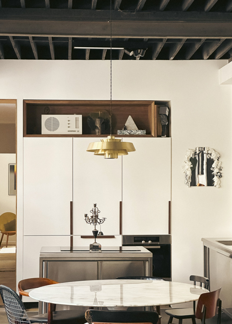 La cuisine regorge d’objets d’art.