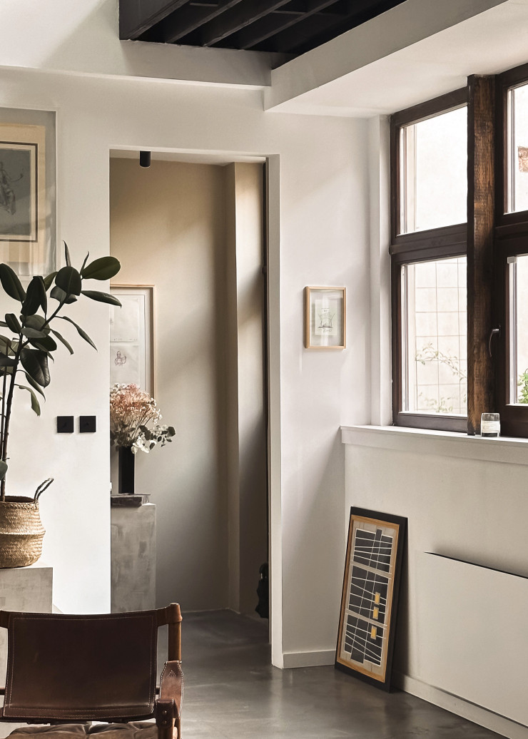 Dans la maison conçue par NOCOD, le salon affiche un sol en béton.