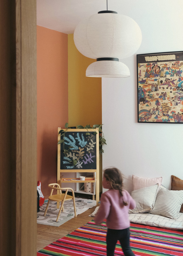 Dans la chambre des enfants, on trouve un tapis rayé multicolore ramené d’un voyage au Mexique.