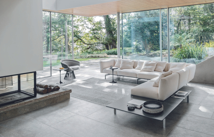 Dialogue entre le fauteuil culte (1966) de Warren Platner et le système d’assise Avio, de Piero Lissoni.