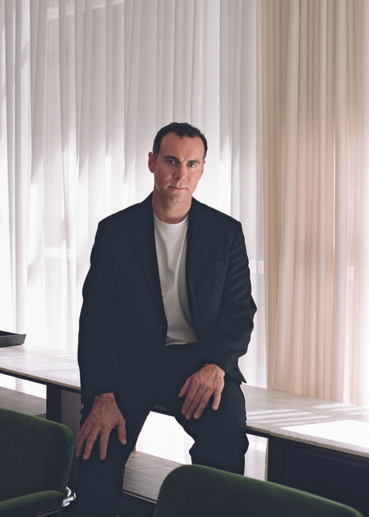 Nommé en avril 2022 vice-président senior du design de Knoll, Jonathan Olivares, 42 ans, assure le rôle de gardien du temple du pionnier des éditeurs de meubles aux États-Unis et veille désormais au choix de ses futurs designers.