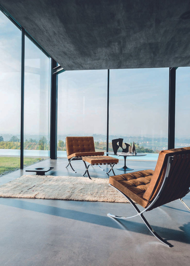 Toutes les valeurs de Knoll sont captives du design de la mythique chauffeuse Barcelona (1929) de Mies van der Rohe.