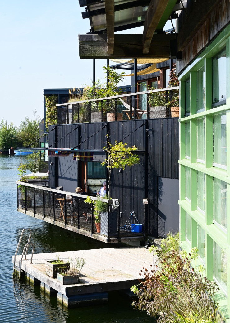 Avec plus de 200 maisons flottantes construites, l’agence Waterstudio est le navire amiral de cette nouvelle architecture.