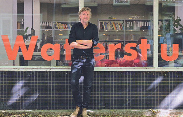 Avec son agence Waterstudio à l’origine de vastes projets urbains, Koen Olthuis conçoit aussi des maisons flottantes pour des particuliers. Un architecte partisan des maisons sur l’eau plutôt que de la construction de digues, qui se révèlent éphémères et, au bout du compte, assez polluantes.