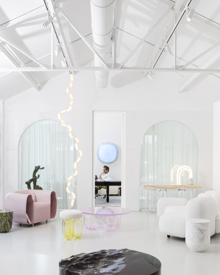 Entre la table basse Ocean Memories façon mer déchaînée et les assises aux formes galet, les créations de Mathieu Lehanneur fleurent bon la nature.