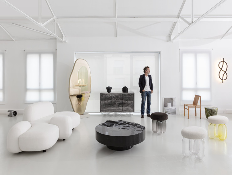 Mathieu Lehanneur entouré de ses créations dans la Factory, lieu d’exposition et siège de sa marque à Paris.