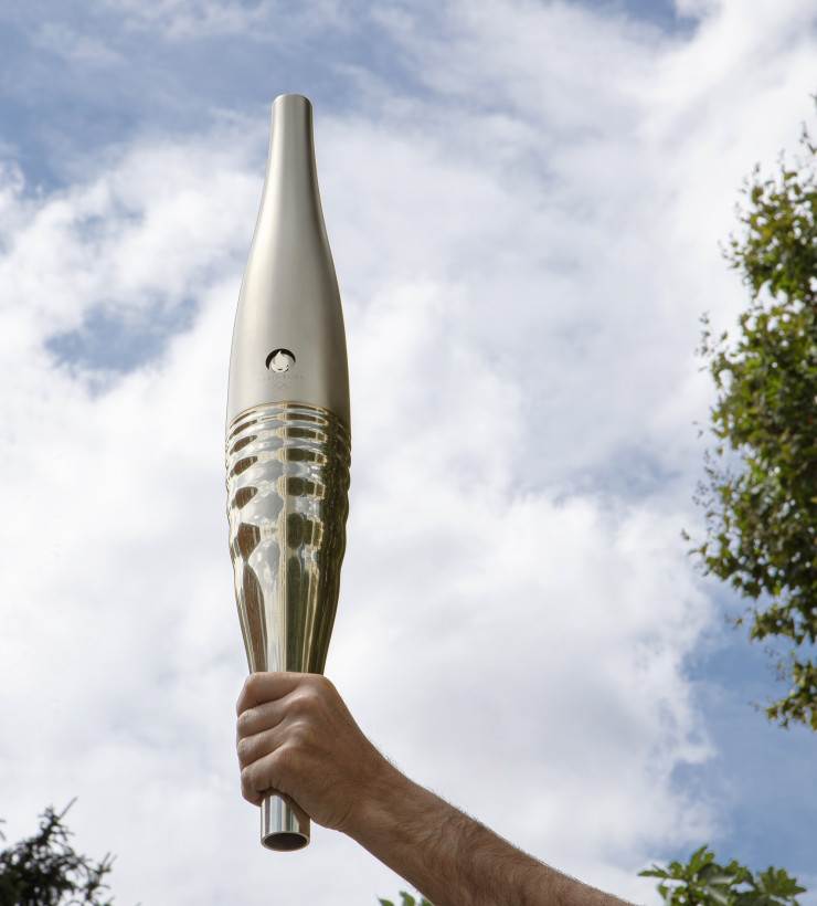 Mathieu Lehanneur a été choisi pour dessiner la Torche Olympique et Paralympique des Jeux de Paris 2024.