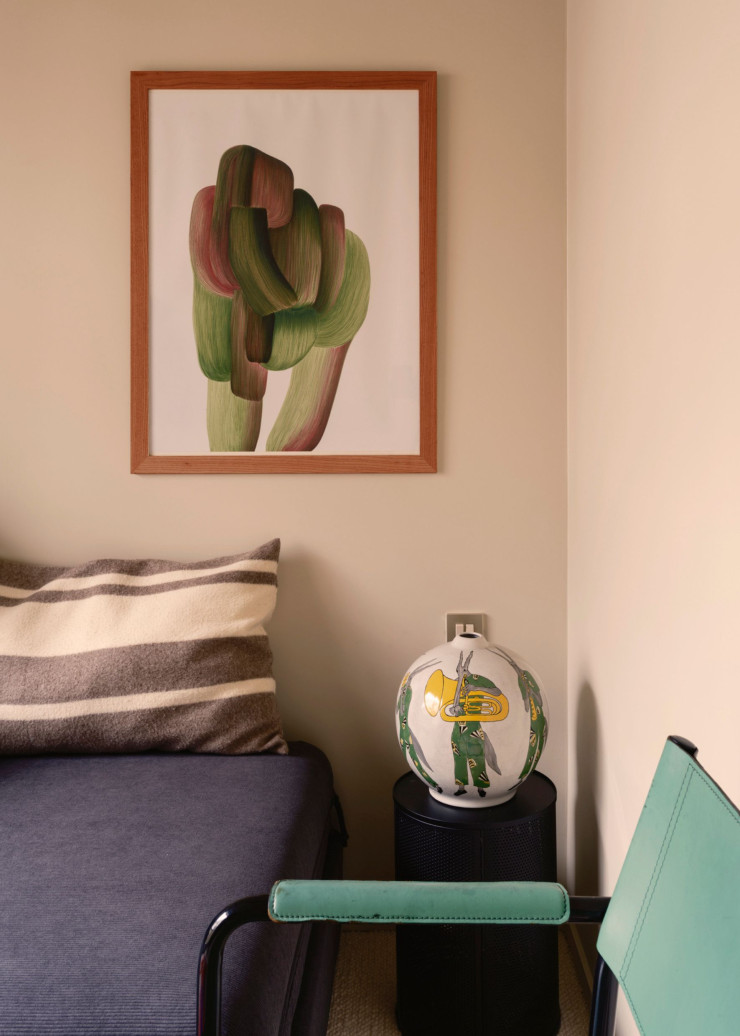 L’affiche au mur de Ronan Bouroullec s’accorde avec le fauteuil turquoise de Marcel Breuer.