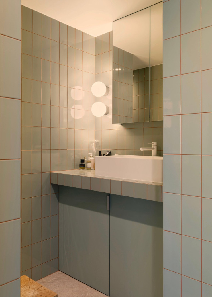 Le carrelage turquoise de chez Ceramica Vogue est mis en exergue par des joints aux notes terracotta.