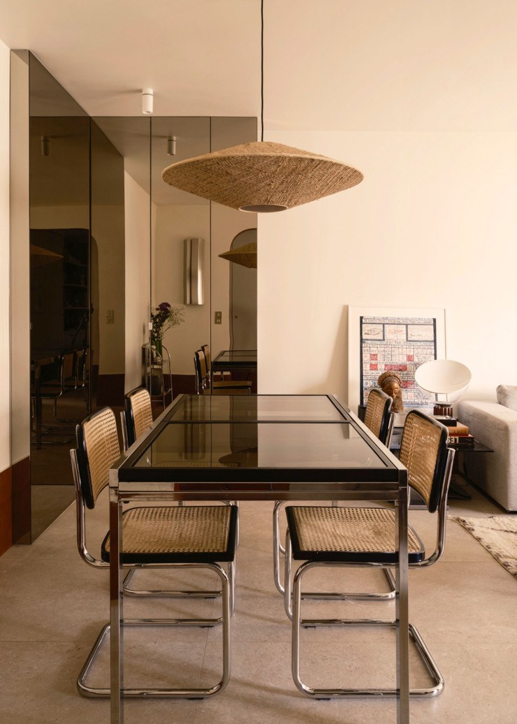 Chaises en cannage de Marcel Breuer chez Circa, table de Milo Baughman et suspension en fibre naturelle The Socialite Family.