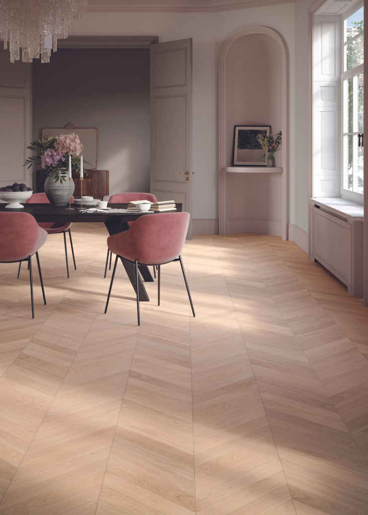 Directement inspiré des sols traditionnels français du début du XVIe siècle, ce motif se décline ici en six versions de chêne qui vont des teintes claires d’aspect non traité jusqu’aux nuances sombres en passant par les tons naturels .