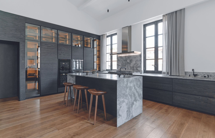 Dans la cuisine, réalisée sur mesure en partenariat avec Poliform, les architectes de l’agence Scala ont dessiné l’îlot central en marbre gris. Un choix de teinte qui rappelle là aussi l’Antiquité, où les cuisines étaient souvent grises. La couleur, plus prestigieuse, était réservée aux pièces de réception.