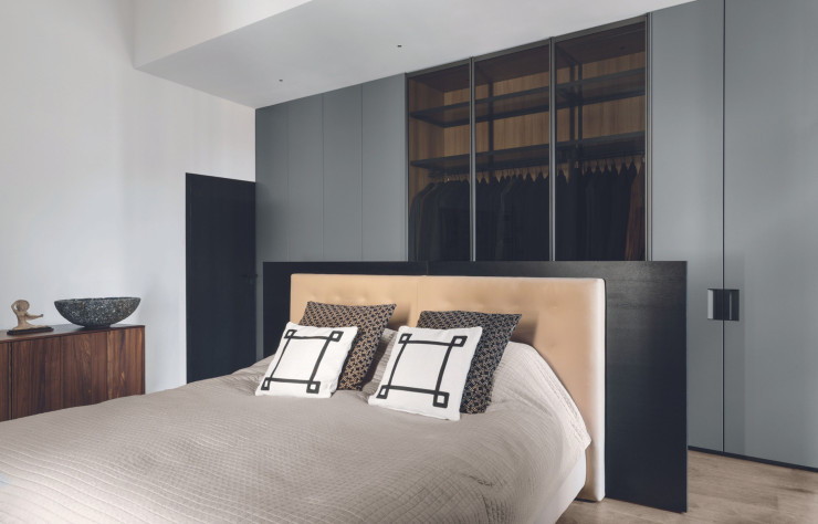 Dans la chambre, le lit a été placé au centre pour qu’il ne gêne pas la vue sur la terrasse depuis la porte à gauche.