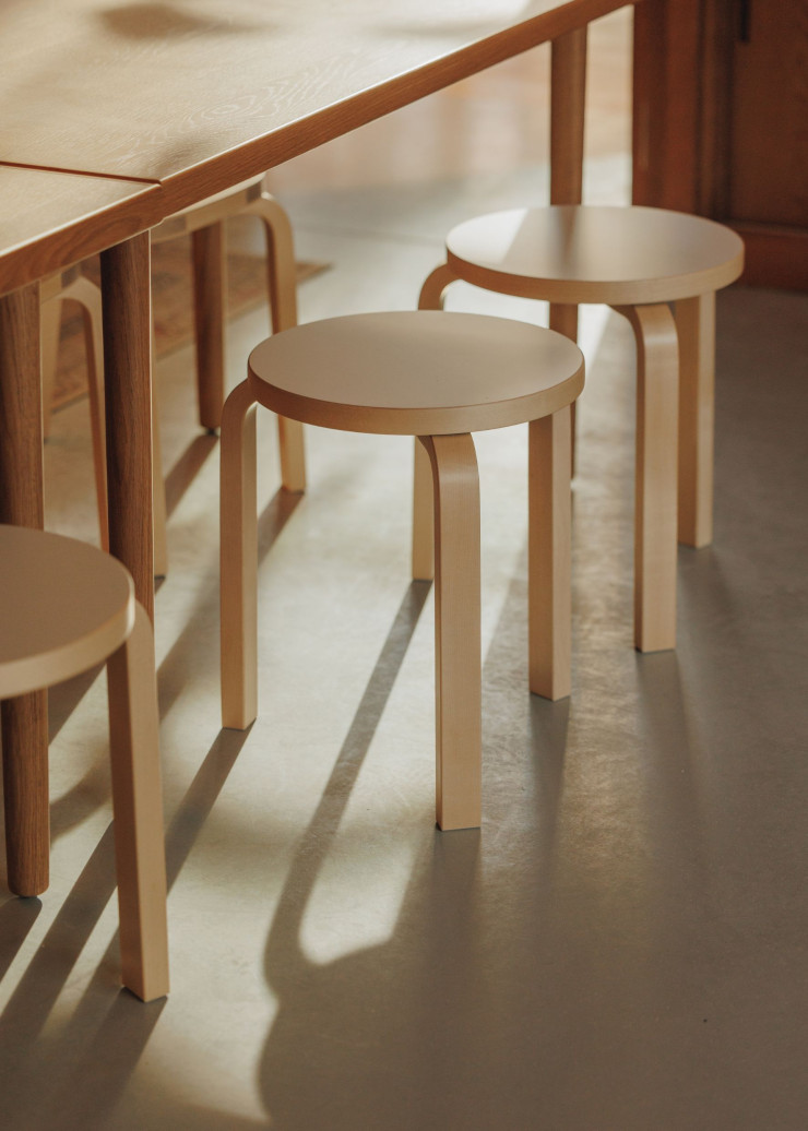 Le Stool 60 d’Alvar Aalto dans un café à Séoul.