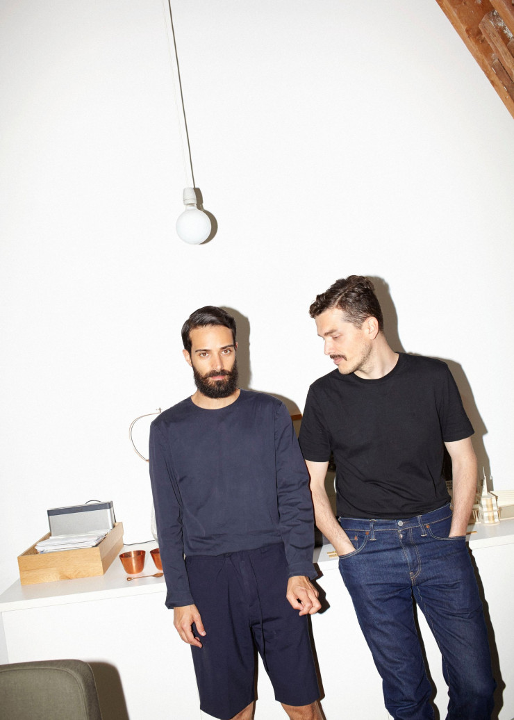 Le tabouret Stool 60 Villi, avec ses imperfections qui traduisent un traitement industriel moindre et une volonté d’aller vers davantage de naturel, est une création du studio Formafantasma, formé par Andrea Trimarchi (à gauche) et Simone Farresin.
