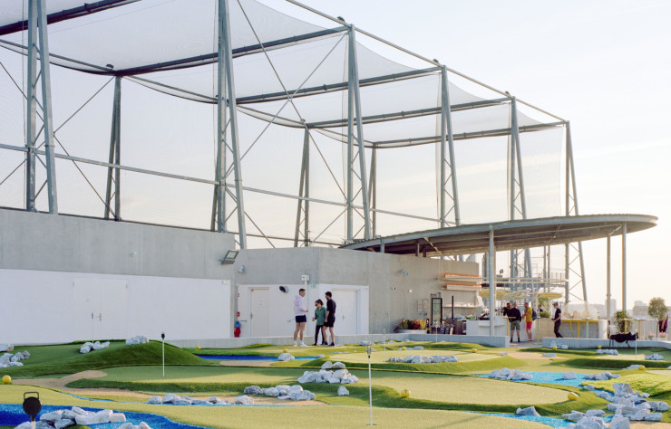 Le bâtiment accueille sur le toit un mini-golf de 9 trous (photo) et un practice avec 12 pas de tir, et, dans les étages, des zones de putting et d’approche, ainsi qu’une école de golf.