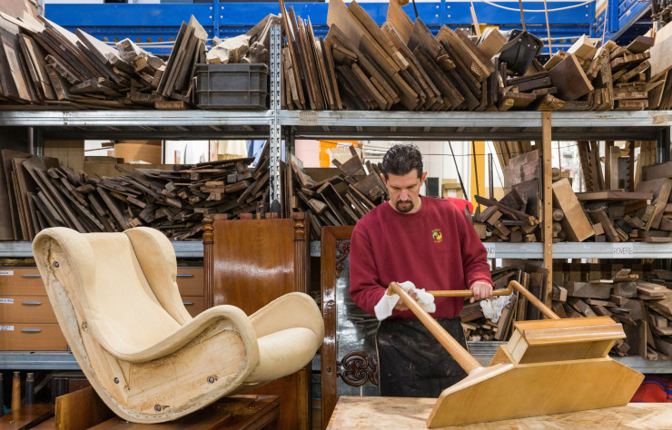 Le restaurateur Davide travaille sur une console des années 50 de fabrication italienne. Fauteuil Senior, de Marco Zanuso (Artflex, 1952).