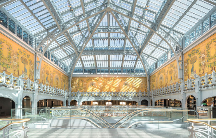 Emmanuel Barrois et son équipe ont produit 600 m2 de dalles de verre pour le plancher de la Samaritaine, revisitée par l’architecte Kazuyo Sejima de l’agence Sanaa en 2020. Le verre extra-blanc thermoformé a été trempé puis feuilleté, tandis qu’une résine métalisée couleur champagne a ensuite été appliquée en sous-face.