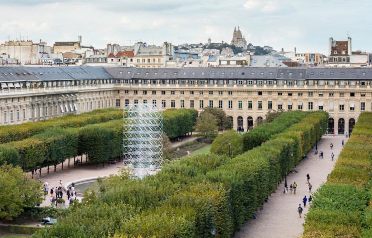 L’installation Réflexions, haute de 15 mètres, est composée de 8 tonnes de verre, dont 10 % sont réemployés, et de 6 000 mètres de prismes entremêlés.