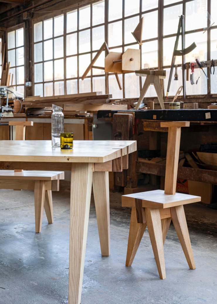 Table, Taboochaise et banc en frêne et noyer massif français.
