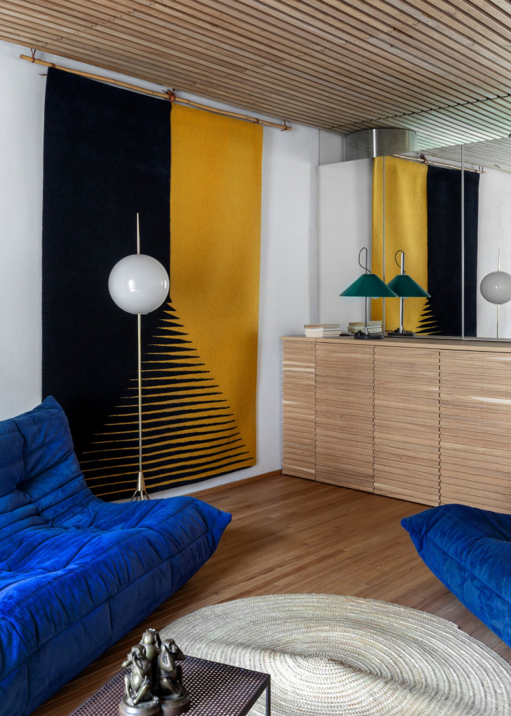 L’espace de vie, modulable, se pare d’aplats de couleur. Canapés Togo, design Michel Ducaroy (Ligne Roset). Prototype de table en fer d’une collection outdoor conçue par Atelier Lavit et en cours de développement, comme celui du lampadaire en verre et en laiton. Au mur, tapis de la collection « Finis Terrae », design Atelier Lavit (Lelièvre Paris). Sur le meuble, lampe de table vintage Aggregato, design Enzo Mari (Artemide).