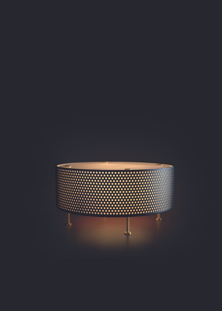 Rééditée en 2024 par Cinna, la lampe à poser G50 (Disderot, 1958), en métal perforé et pieds en laiton.