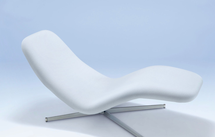 La chaise longue Vallée Blanche de 1963, rééditée par Cinna.