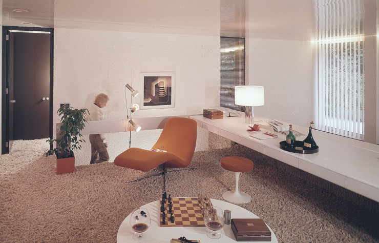 Dans le salon-bureau en mezzanine de sa maison-agence conçue en 1973 rue Dombasle (Paris XVe), à côté d’une plage de travail traversante en lamifié et d’un tabouret Tulip d’Eero Saarinen (Knoll, 1958) la chaise longue Vallée blanche (1963, Les Huchers Minvielle) aujourd’hui rééditée par Cinna.