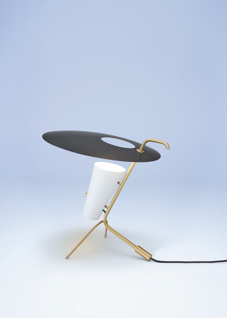 La lampe à poser G24 (Disderot, 1953) en acier laqué noir et laiton vernis brossé, autre luminaire culte du catalogue Cinna.