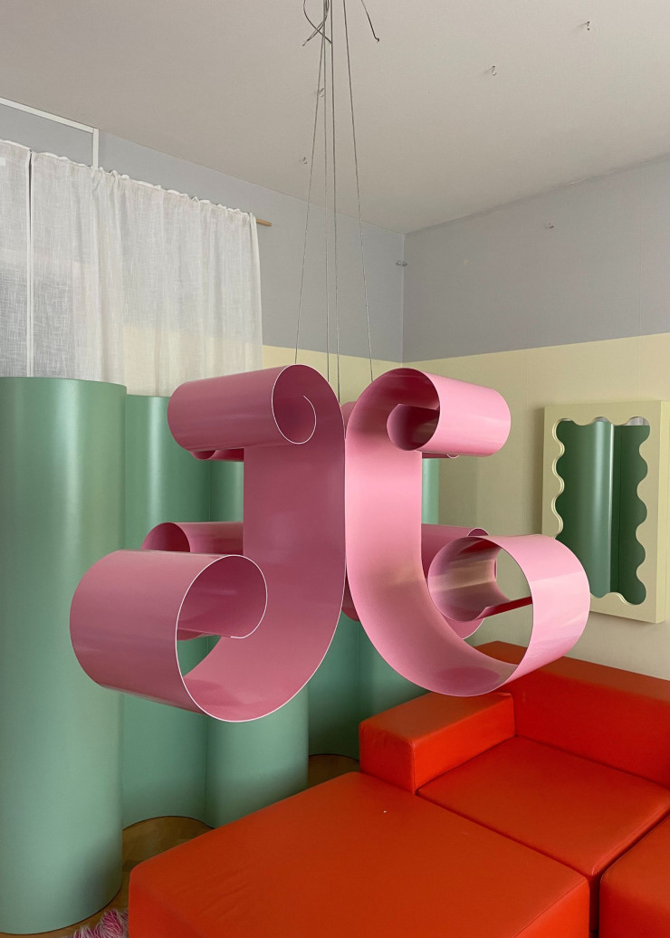 La suspension Curly, de Gustaf Westman, star des réseaux sociaux, pourrait figurer dans un mème du film Barbie.