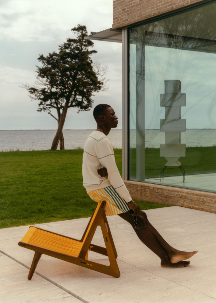 La série limitée signée Gubi x Noah atteste du dialogue croissant entre mode et design. La marque new-yorkaise a recolorié la corde de la lounge chair MR01 de Mathias Steen Rasmussen et dessiné une collection capsule de vêtements qui lui fait écho.