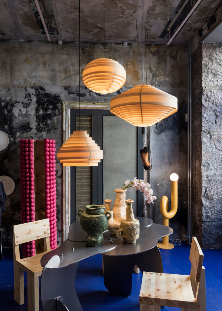 À Copenhague, la galerie Tableau fondée par le bouillonnant fleuriste, ­curateur et décorateur Julius Værnes Iversen. Chaises 001, de Fredrik Paulsen, et suspensions 60’s, de ­Hans-Agne Jakobsson, rééditées (le tout Vaarnii).